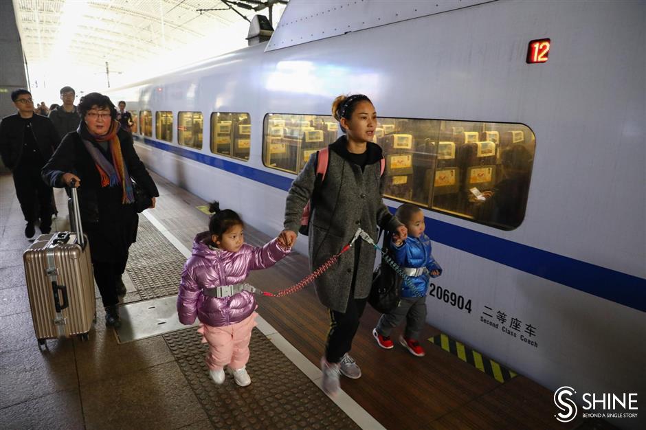 Spring rush begins at Shanghai rail stations