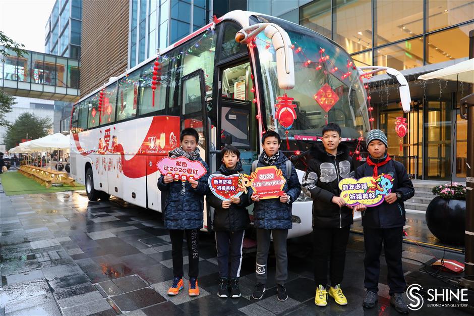 Volunteers help out at Shanghai Blood Center