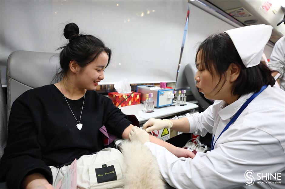 Volunteers help out at Shanghai Blood Center