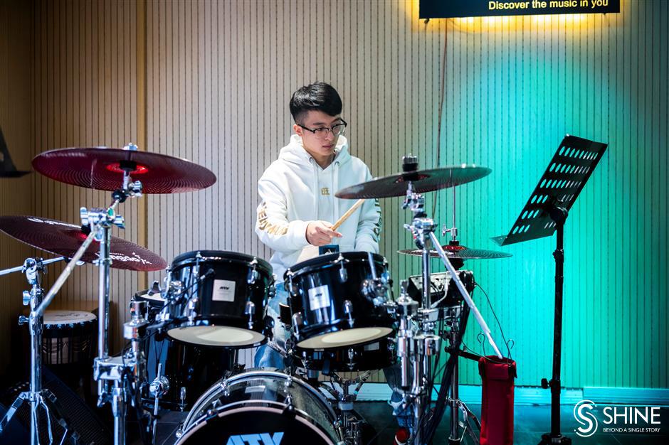 Drum teacher chases musical dreams in Shanghai