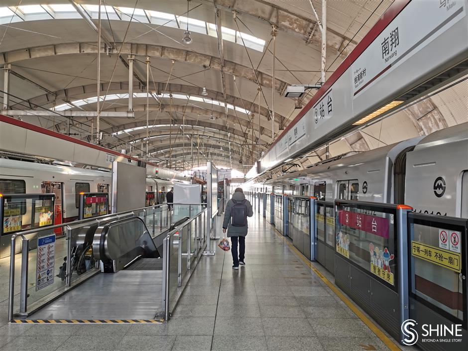 Metro commuters few and far between as work resumes