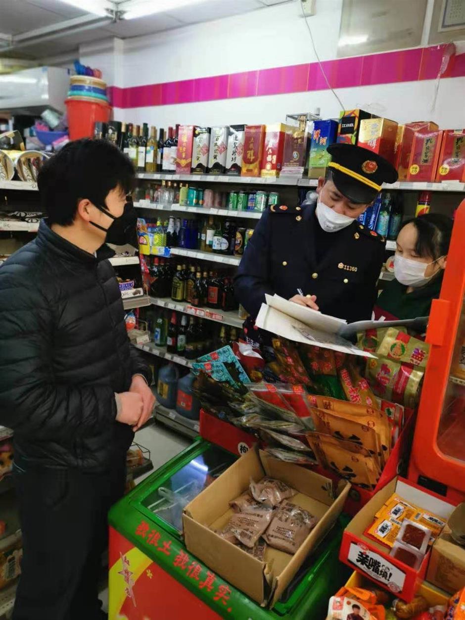 Authorities crack down on mask market violations