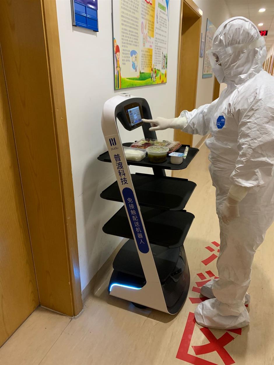 Medical robots deliver meal and drug, do disinfection in hospitals