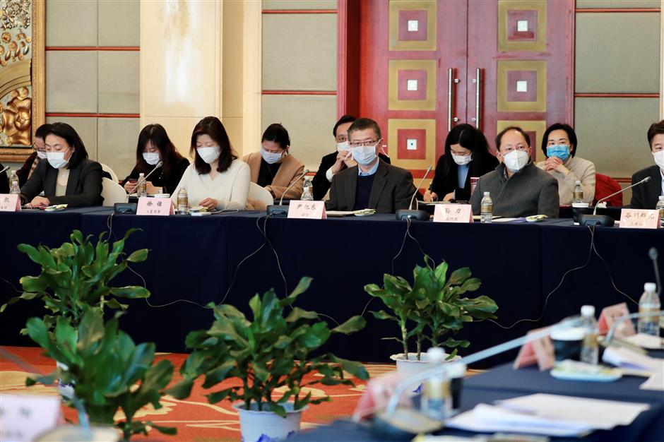 Shanghai officials vow to balance economy, public health