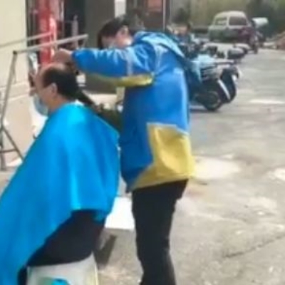 Delivery man offers free hair cut in Hangzhou