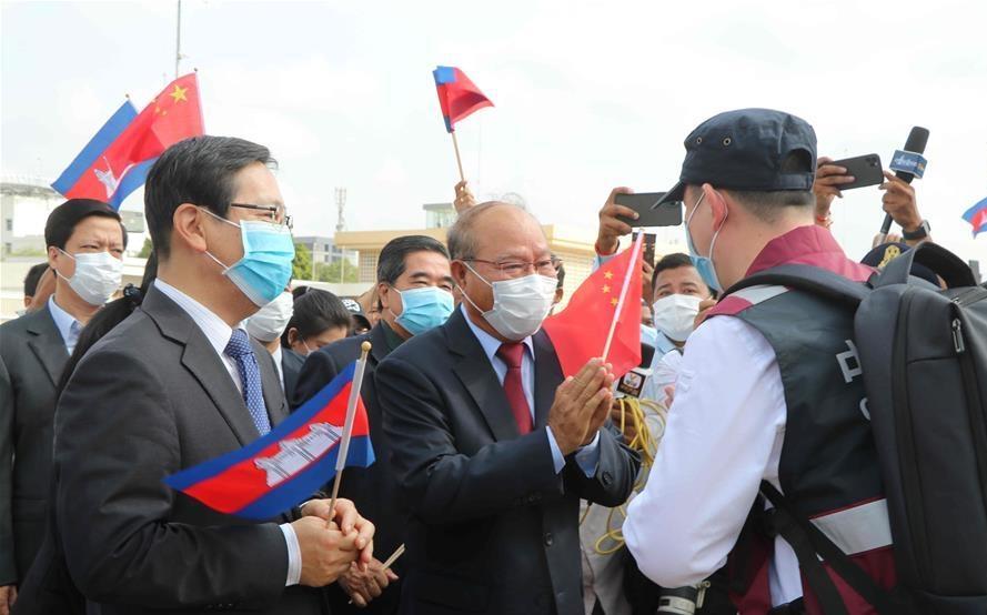 Chinese medical experts arrive in Cambodia to help fight COVID-19