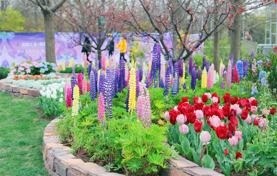 International flower show delayed until April