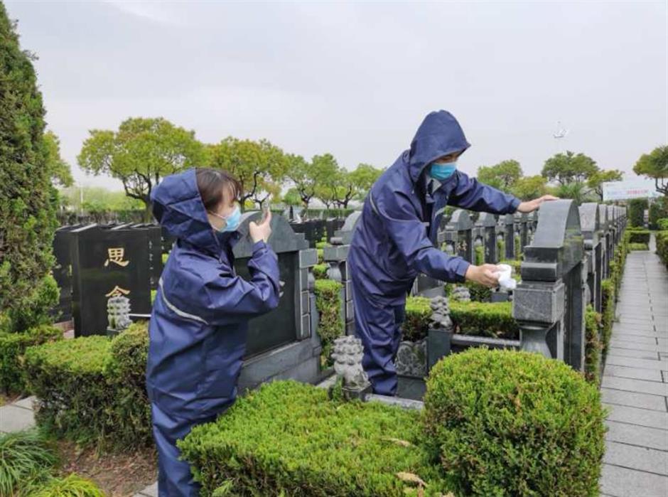 Last day before Qingming restrictions sees many tributes