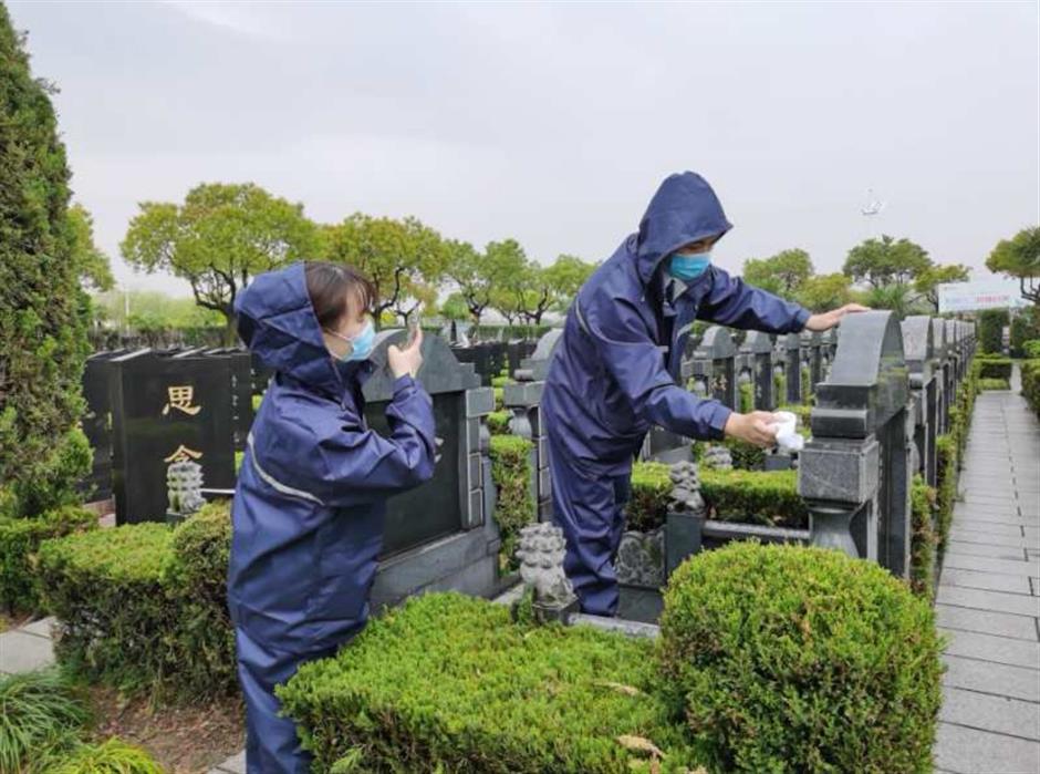 Last day before Qingming restrictions sees many tributes