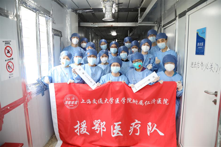 Shanghai medical workers close Wuhan ward