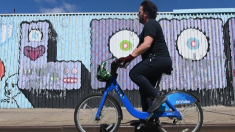 Bikes help New Yorkers ride out coronavirus lockdown - World News