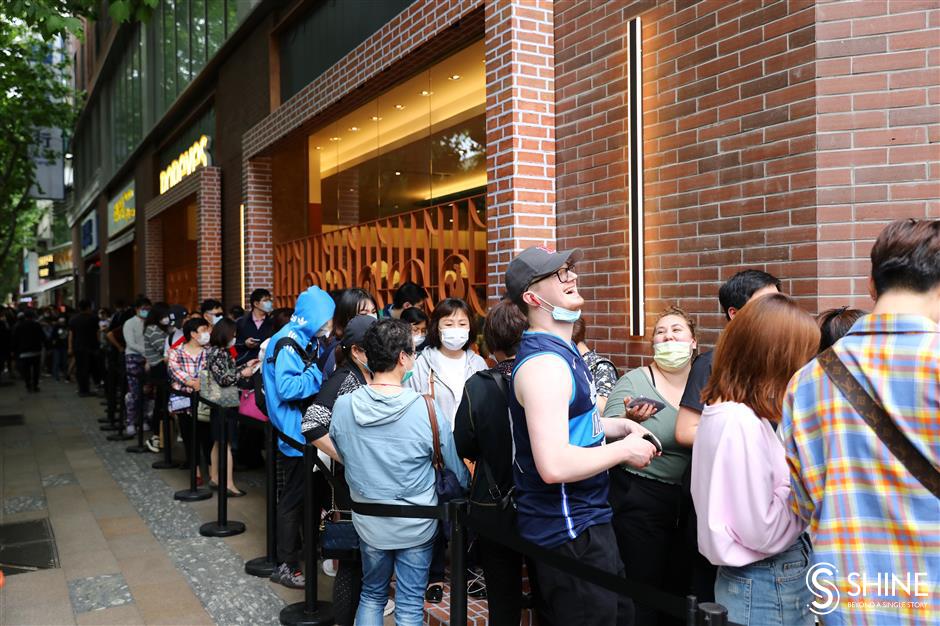 Popeyes opening draws hordes of customers, and attention from authorities