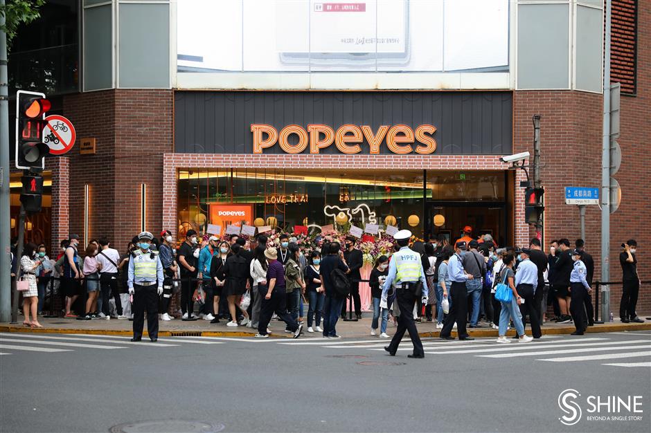 Popeyes opening draws hordes of customers, and attention from authorities