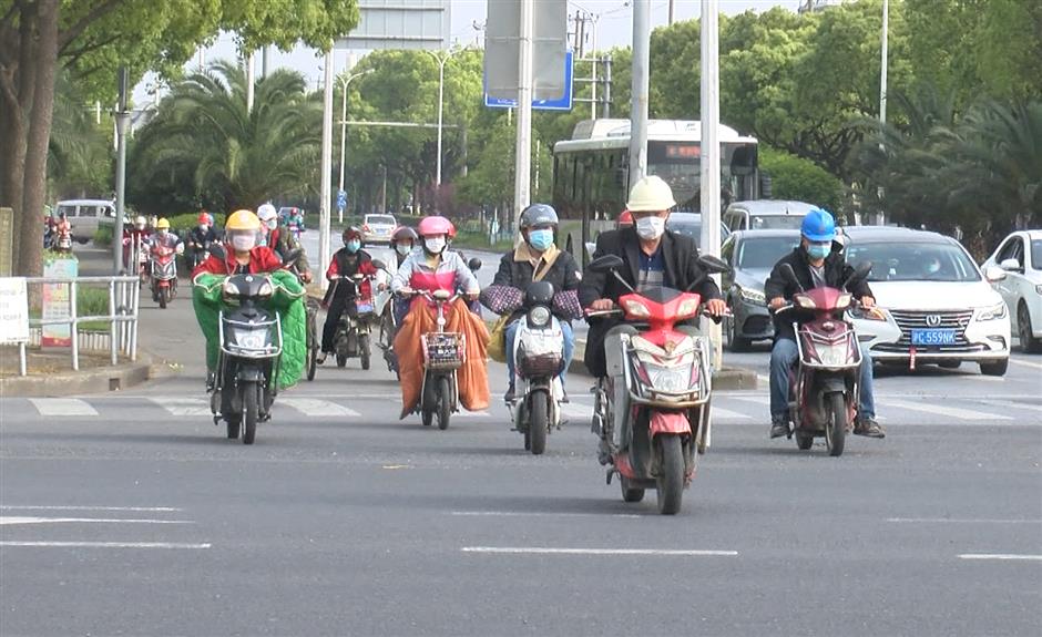 Traffic police urge helmet use among e-bikers