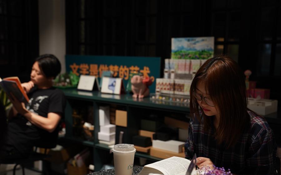 Bookstore starts to provide 'late night desks' for readers in Shanghai