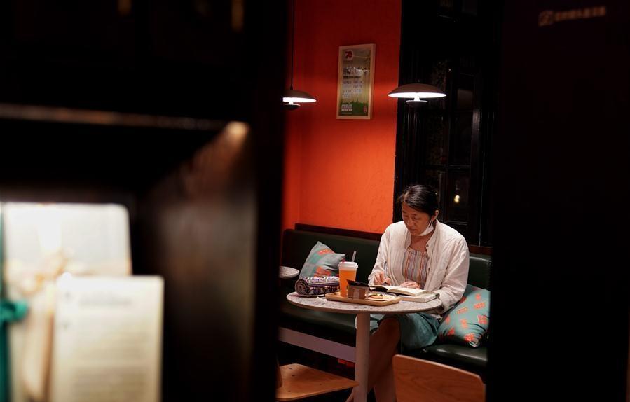 Bookstore starts to provide 'late night desks' for readers in Shanghai