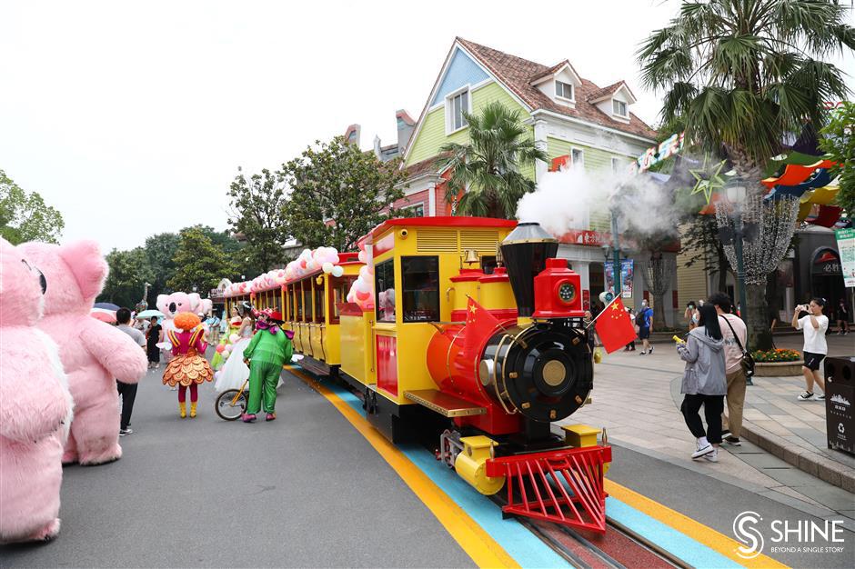 All aboard at Shanghai Happy Valley amusement park