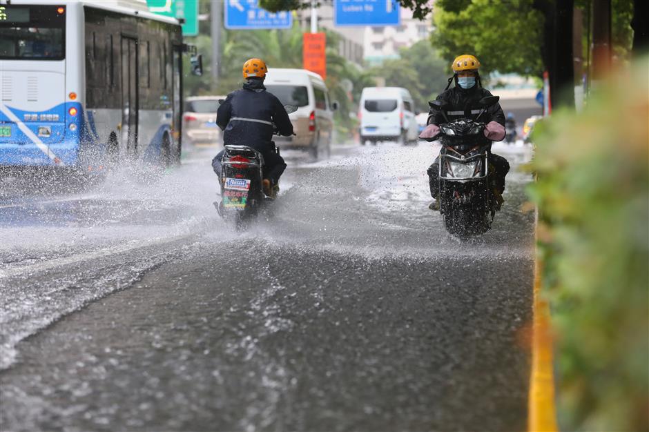 Shanghai lashed by rain, more wet weather forecast