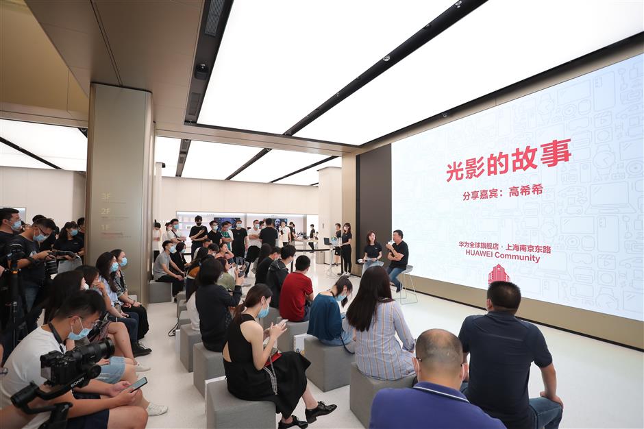 Inside new Huawei shop, an intimate aura