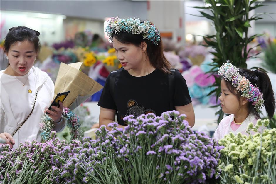 Chinas retail sales edges up 0.85% in July