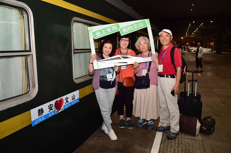 Shanghai travelers head to poverty-stricken area