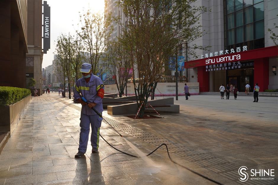 Shanghai rolls up sleeves for deep cleaning