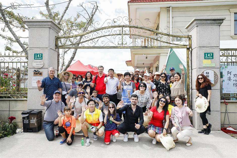 Foreigners experience Pudongs rural charm