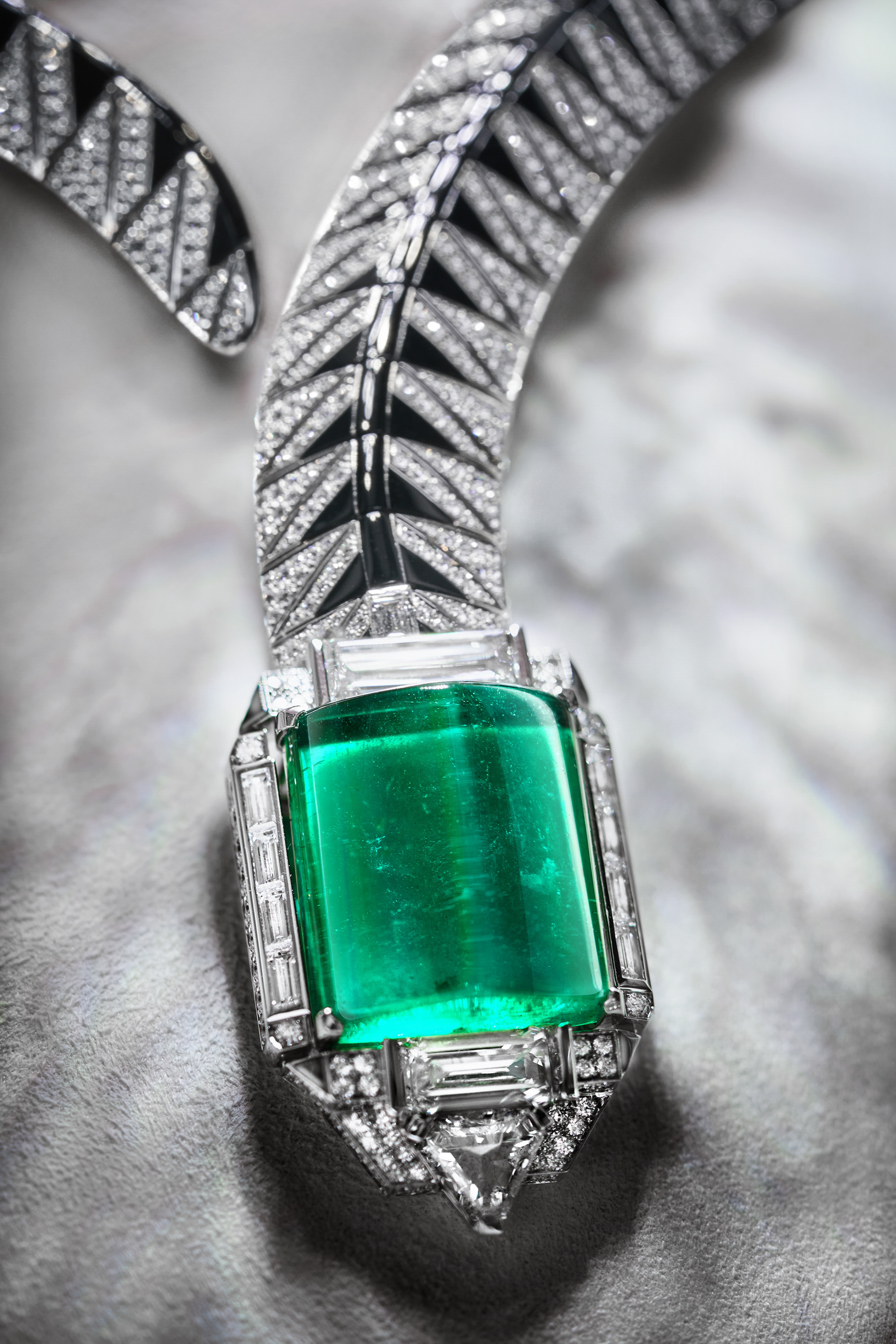 the stone in the middle is a zambian emerald totaling 53.