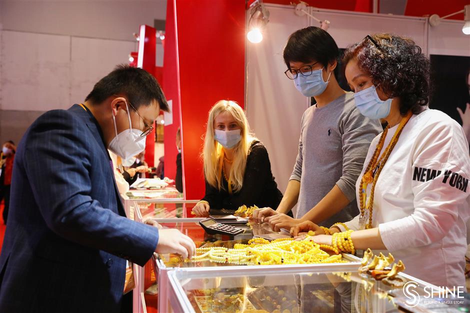 Cross-culture couple promotes Polish amber at CIIE