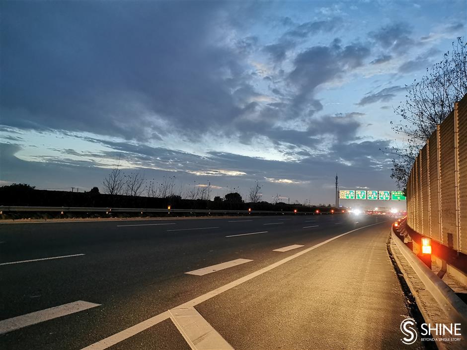 Police trial lights to warn of bad weather