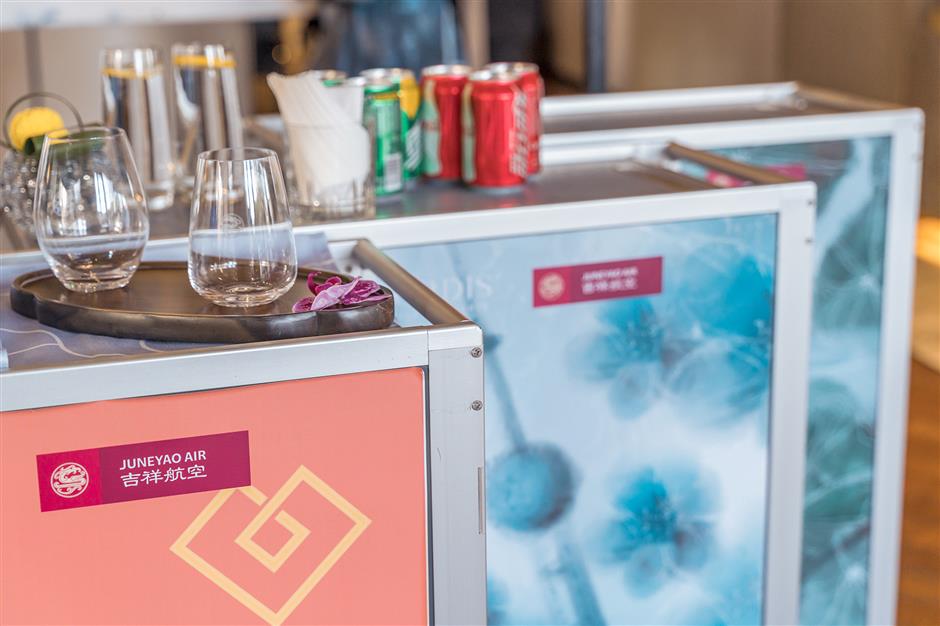 Bon Appétit to air travelers with colorful trolley