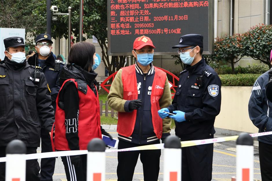 Under quarantine, police officer finds new way to service his community