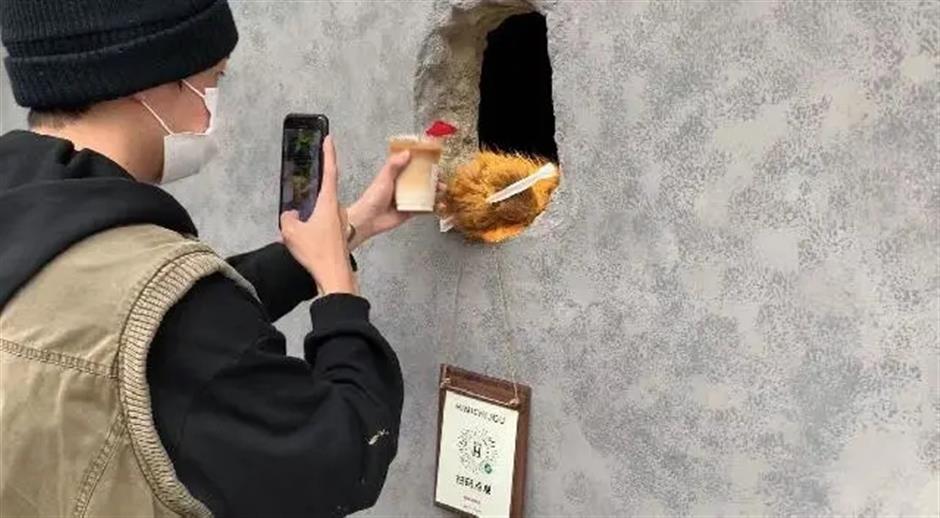 Shanghai cafe brews special bear claw service mode