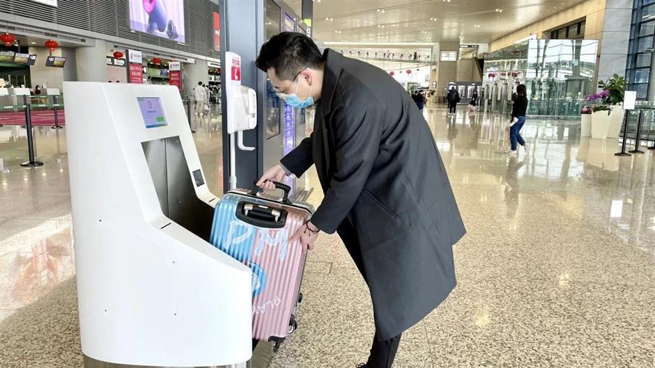 Self-service machine checks carry-on luggage