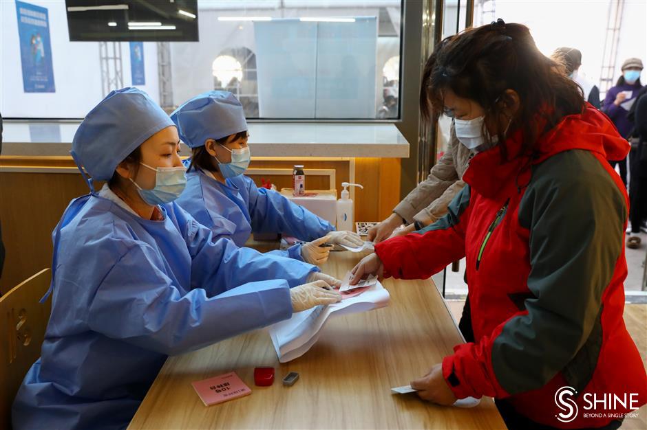 Citys first makeshift vaccination site in shopping complex opens in Putuo