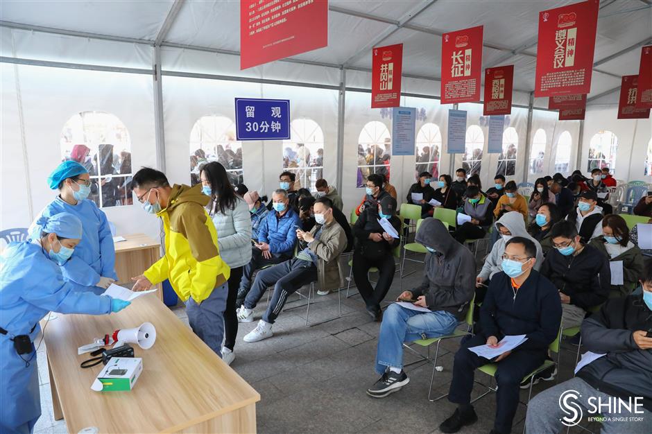 Citys first makeshift vaccination site in shopping complex opens in Putuo