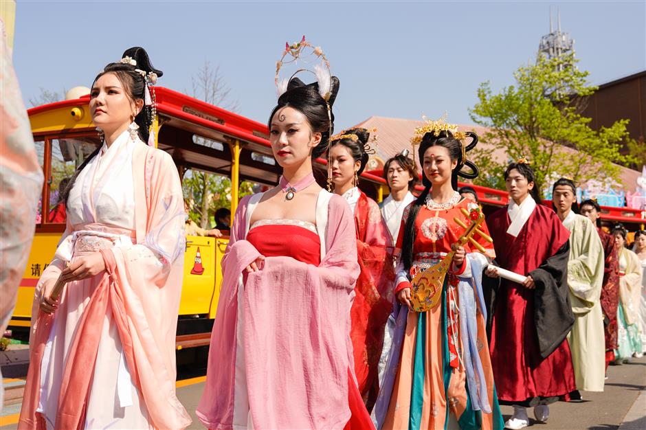 Sun shines on Shanghais holiday visitors