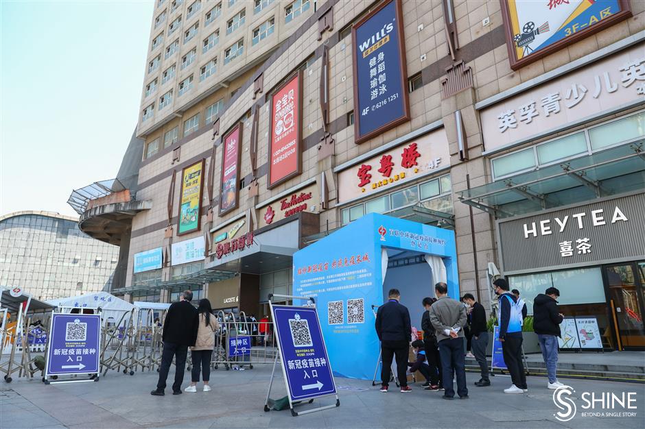 Citys first makeshift vaccination site in shopping complex opens in Putuo