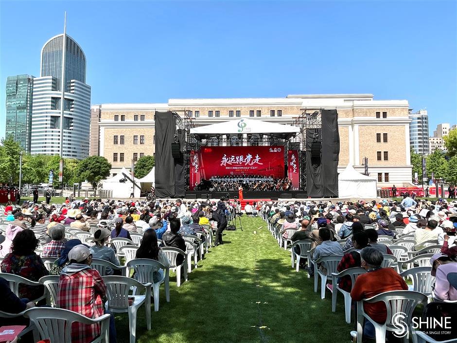 Lawn concert mixes classic works with Chinese songs