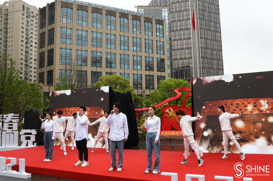 Students learn about CPC on Chinas Youth Day