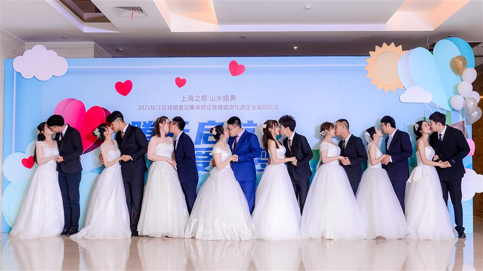 Couples surprise mothers with gestures of love at marriage ceremony