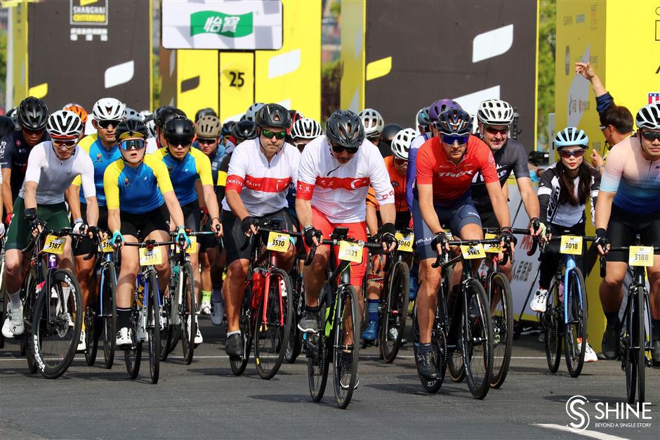 Cycle race staged in Shanghai's Lingang area a wheely good idea