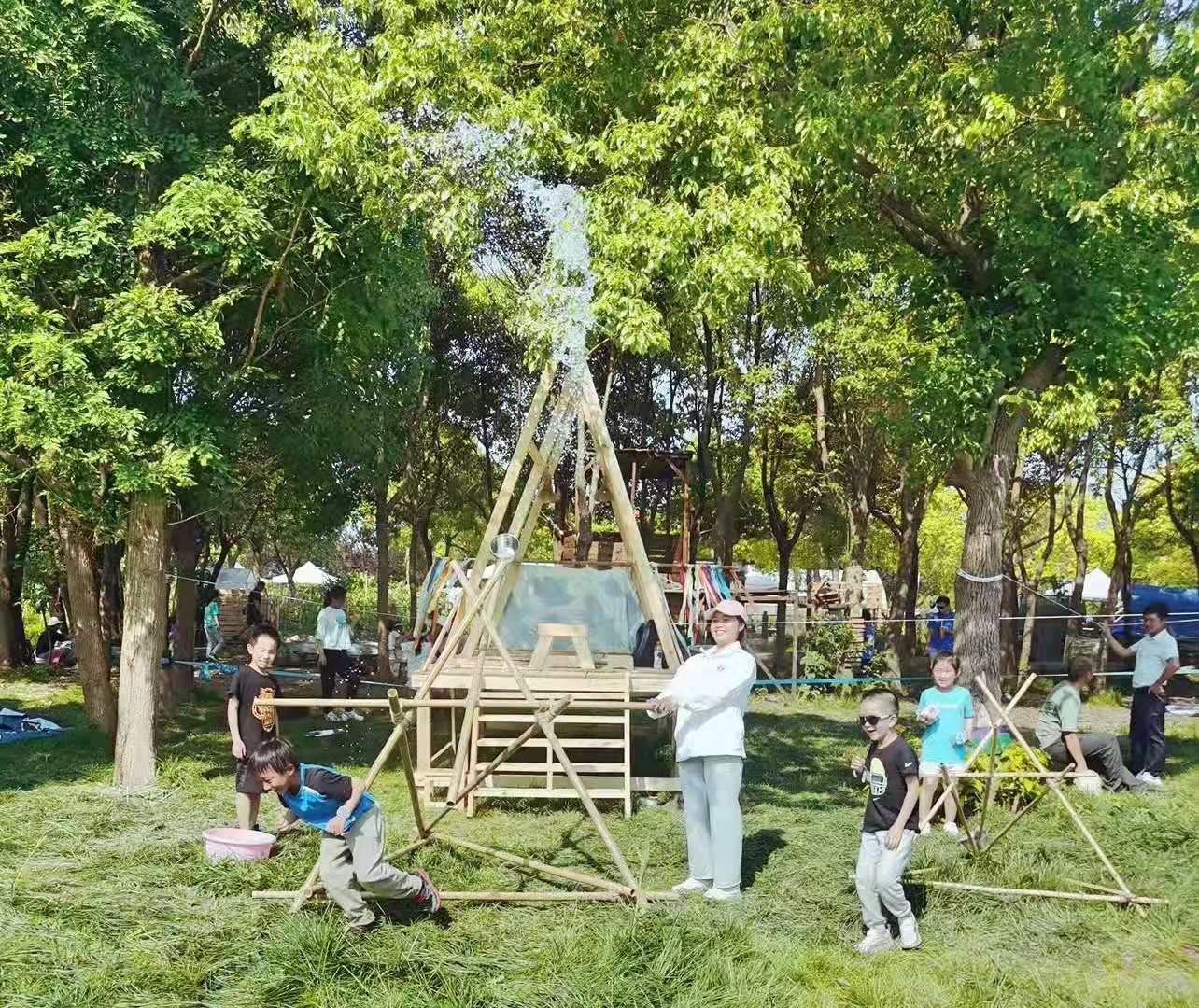 Le camp forestier prend le feu de l'éducation