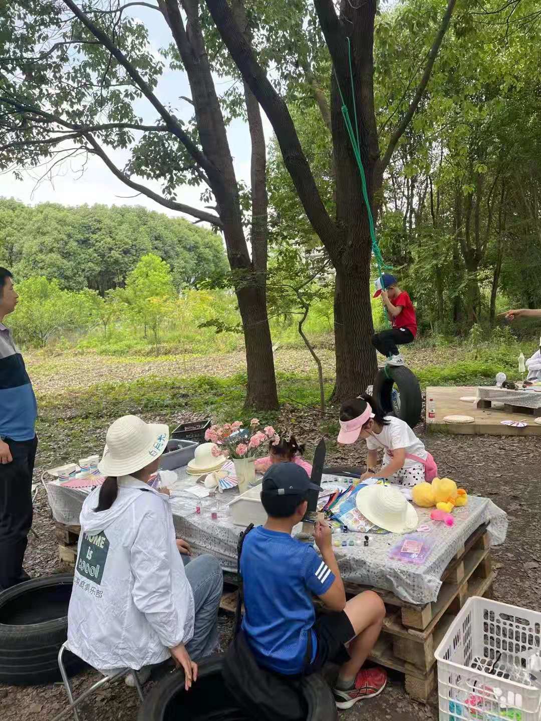 Le camp forestier prend le feu de l'éducation