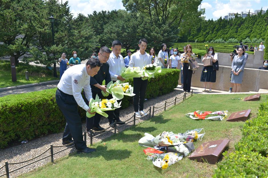 Mourners pay tribute to fallen hero on death anniversary