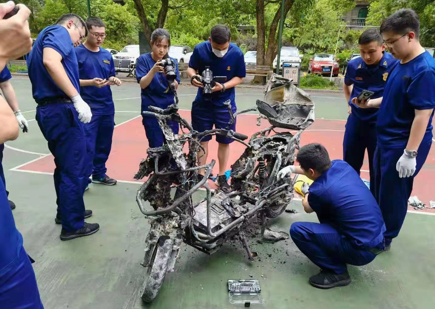 Ebike explosion leaves dad and daughter in critical condition SHINE News