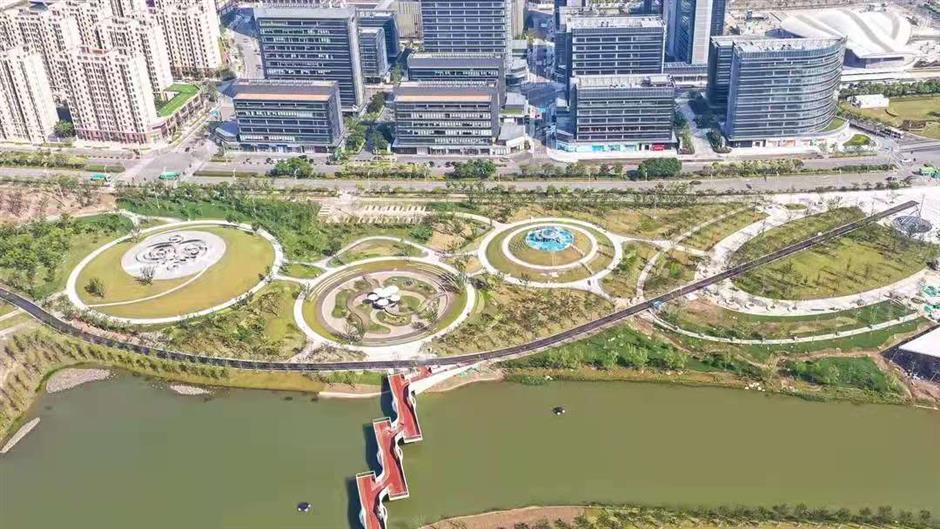 Shanghai's largest 'sponge park' opens to the public