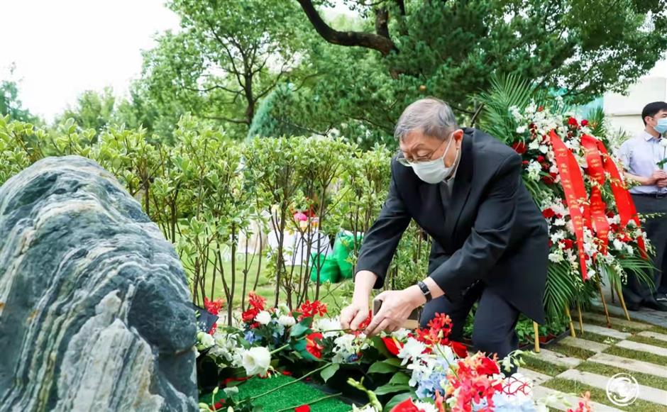 People bid farewell to legendary Chinese patriot