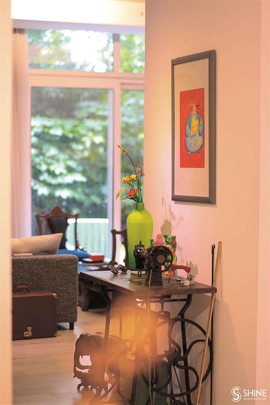 A colorful personality transforms the apartment into a