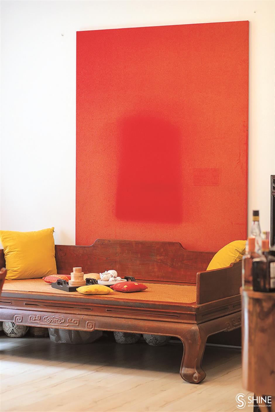 A colorful personality transforms the apartment into a